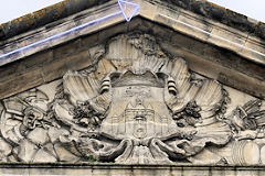 Coté rue Sainte catherine, le fronton de la porte d'Aquitaine -  photo 33-bordeaux.com