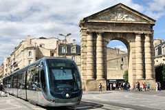 Tramway de Bordeaux devant la porte d'Aquitaine | Photo Bernard Tocheport