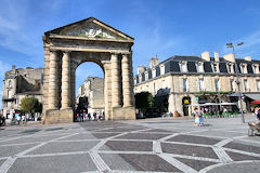 Bordeaux mosaique de la place de la Victoire devant la Porte d'Aquitaine | Photo Bernard Tocheport