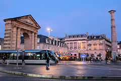Bordeaux la Porte d'Aquitaine et la place de la Victoire en soirée | Photo Bernard Tocheport