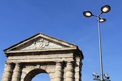 Bordeaux la Porte d'Aquitaine et un lampadaire exceptionnellement allumé le jour | Photo Bernard Tocheport