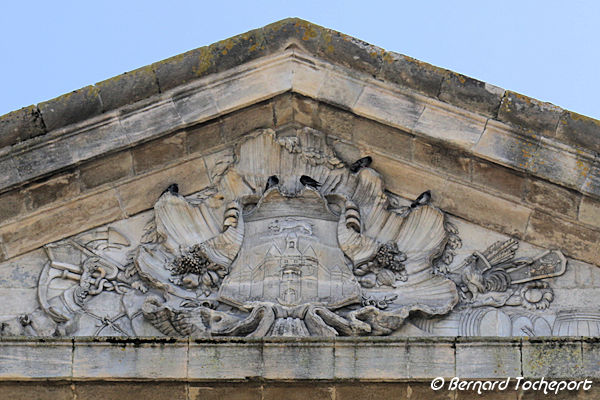 Armoiries de Bordeaux au fronton de  la Porte d'Aquitaine | Photo Bernard Tocheport