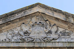 Armoiries de Bordeaux au fronton de  la Porte d'Aquitaine | Photo Bernard Tocheport