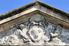 Bordeaux dieux marins et fleurs de lys au sommet de la Porte d'Aquitaine | Photo Bernard Tocheport