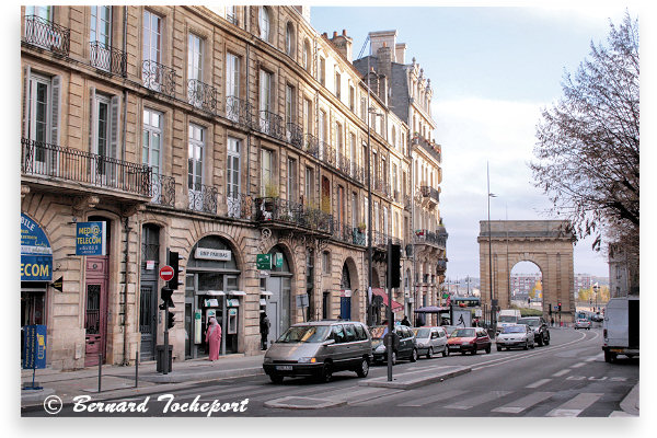 Bordeaux les façades du cours Victor Hugo et la porte de Bourgogne | Photo Bernard Tocheport