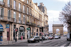 Cours Victor Hugo et perspective sur la porte de Bourgogne