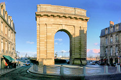 La porte de Bourgogne depuis le cours Victor Hugo -  photo 33-bordeaux.com