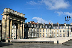 Bordeaux les façades de la place Bir Hakeim et la porte de Bourgogne | Photo Bernard Tocheport