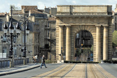 La porte de Bourgogne depuis le pont de pierre -  photo 33-bordeaux.com