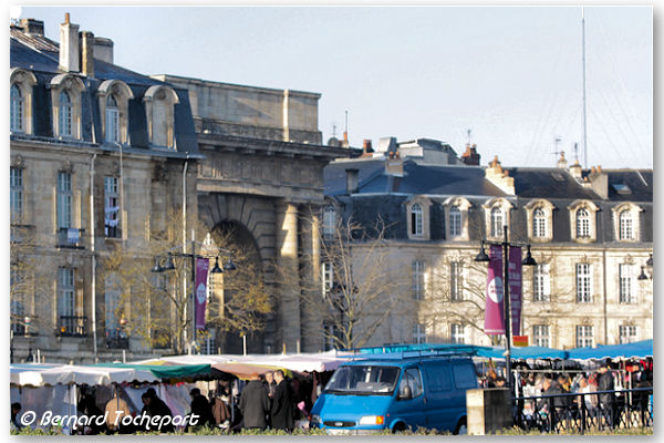 Bordeaux le marché Saint Michel devant la porte de Bourgogne | Photo 33-bordeaux.com