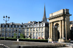 La porte de Bourgogne et  façade place Bir Hakeim -  photo 33-bordeaux.com