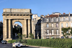 Circulation devant la porte de Bourgogne -  photo 33-bordeaux.com