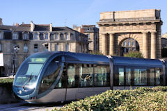 Tramway TBC devant la  porte de Bourgogne -  photo 33-bordeaux.com