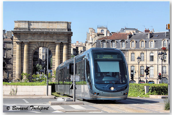 Bordeaux la Porte de Bourgogne et le tramway de la ligne A | Photo Bernard Tocheport