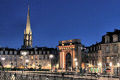 Nuit tombante porte de Bourgogne et Saint Michel -  photo 33-bordeaux.com