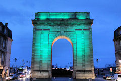 Eclairage vert de la porte de Bourgogne  -  photo 33-bordeaux.com