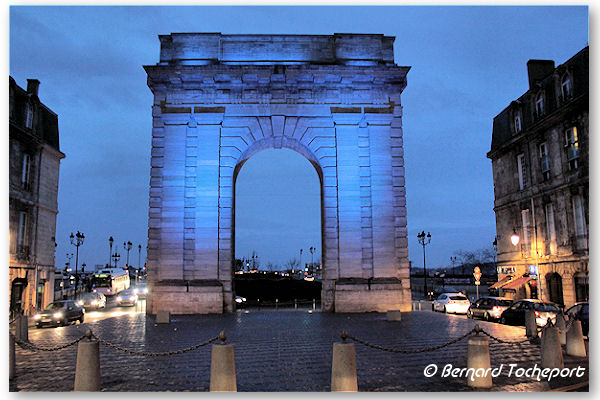 Bordeaux depuis le cours Victor Hugo la porte de Bourgogne éclairée d'une lumière bleue | Photo Bernard Tocheport
