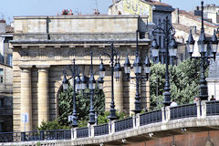 Bordeaux alignement lampadaires du pont de pierre devant  la Porte de Bourgogne | Photo Bernard Tocheport