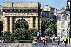 Bordeaux voies de circulation du pont de pierre devant la Porte de Bourgogne  | Photo Bernard Tocheport