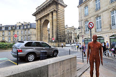 Bordeaux sculpture d'Antony Gormley devant la Porte de Bourgogne | Photo Bernard Tocheport