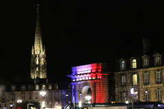 Bordeaux la flèche Saint Michel et la Porte de Bourgogne éclairée en bleu, blanc et rouge | Photo Bernard Tocheport
