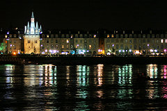 Reflets de la Porte Cailhau et des quais de Bordeaux la nuit sur la Garonne | Photo Bernard Tocheport