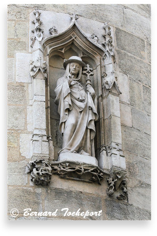 Bordeaux représentation du Cardinal d'Epernay sur la Porte Cailhau | Photo Bernard Tocheport