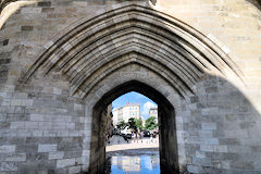 Bordeaux passage sous la Porte Cailhau et vue sur la place du Palais | Photo Bernard Tocheport