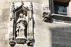 Bordeaux représentation de Saint Jean l'Evangéliste sur la Porte Cailhau | Photo Bernard Tocheport