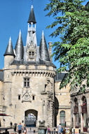 Bordeaux vue d'ensemble de la Porte Cailhau depuis la place du Palais | Photo Bernard Tocheport