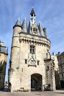 Bordeaux la Porte Cailhau vue depuis la place du Palais | Photo Bernard Tocheport