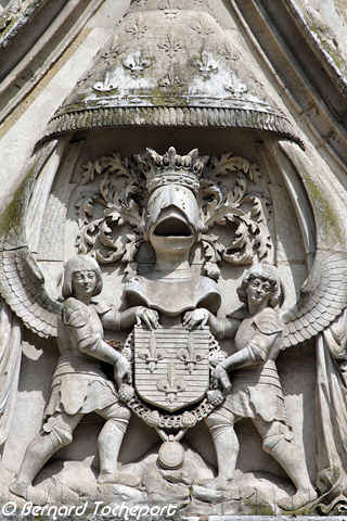 Bordeauxscène de la Porte Cailhau avec couronne, haume, blason, écu et deux anges | Photo Bernard Tocheport