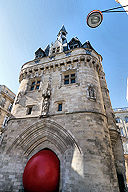 Bordeaux passage de la porte Cailhau rempli par la Red Ball de Kurt Perschke| Photo Bernard Tocheport