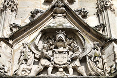 Bordeaux scène théatrale aux symboles multiples sur la Porte Cailhau | Photo Bernard Tocheport