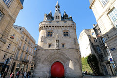 La balle rouge de l'artiste Kurt Perschke sous la Porte Cailhau | Photo Bernard Tocheport