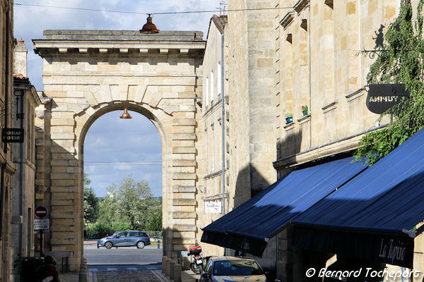 Bordeaux la rue et la Porte de la Monnaie donnant sur les quais | Photo Bernard Tocheport