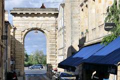 Bordeaux la rue et la Porte de la Monnaie donnant sur les quais | Photo Bernard Tocheport