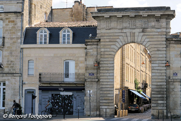 Bordeaux depuis les quais la Porte de la Monnaie et la rue portant son nom | Photo Bernard Tocheport