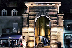Bordeaux la Porte de la Monnaie la nuit | Photo Bernard Tocheport