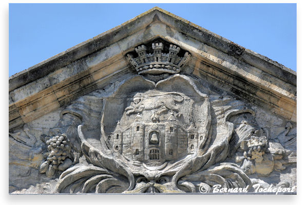 Armoiries de Bordeaux au fronton de la porte Dijeaux | Photo Bernard Tocheport