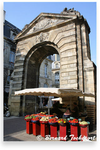 Bordeaux stand fruits et légumes devant la Porte Dijeaux | Photo 33-bordeaux.com