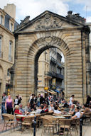 Terrasse au pied de la porte Dijeaux |  photo 33-bordeaux.com