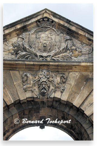 Bordeaux blason de la ville et mascaron sur la Porte Dijeaux | Photo 33-bordeaux.com
