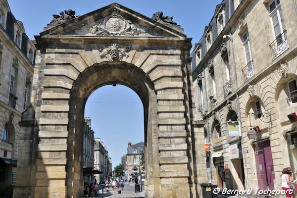 Bordeaux la Porte Dijeaux vue depuis la rue du même nom | Photo 33-bordeaux.com