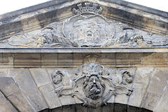 Bordeaux blason de la ville et mascaron sur la Porte Dijeaux | Photo Bernard Tocheport