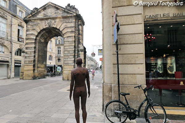 Bordeaux sculpture d'Antony Gormley regardant la Porte Dijeaux | Photo 33-bordeaux.com