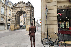 Bordeaux sculpture d'Antony Gormley regardant la Porte Dijeaux | Photo 33-bordeaux.com