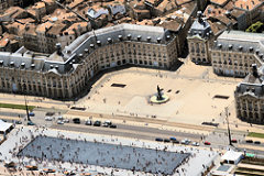 Vue aérienne du miroir d'eau et de la place de la bourse -  photo 33-bordeaux.com