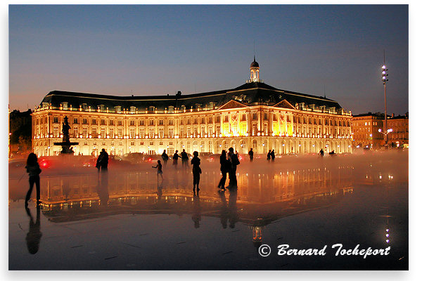 Fréquentation nocturne du miroir d'eau devant la bourse de Bordeaux  | Photo 33-bordeaux.com