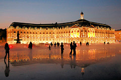 Ambiance début de soirée sur le miroir d'eau -  photo 33-bordeaux.com